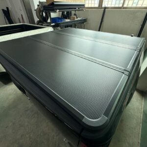 0f2d864f-cd6e-4ba4-b2f2-49a0ee2e047b ALUMINUM HARD TRI-FOLD COVER